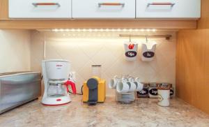 una encimera con batidora y otros utensilios de cocina en Praia Del Rey Pool View ByThe Sea, en Casal da Lagoa Seca