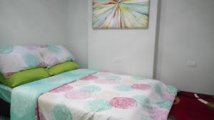 Tempat tidur dalam kamar di Mivesa Garden Residences