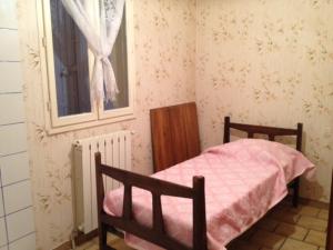 - une petite chambre avec un lit et une fenêtre dans l'établissement Gîte des Géraniums, à Crestet