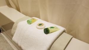 two towels sitting on top of a bath tub at Eagle Cap Chalets in Joseph
