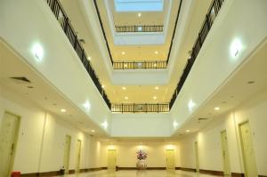 un grand hall avec un plafond et des lucarnes dans l'établissement MTC Mega Mas Apartment, à Manado 1 autre photo