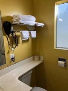 une salle de bain avec un lavabo, un miroir et des serviettes dans l'établissement Encore Motel Near Marina Del Rey, Culver City & Venice, à Los Angeles 71 autres photos