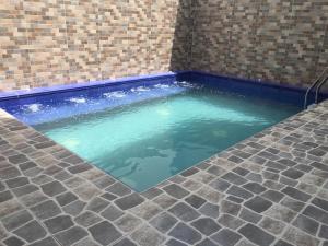 una pequeña piscina de agua en una pared de ladrillo en Hotel Viña Del Mar, en Santa Marta