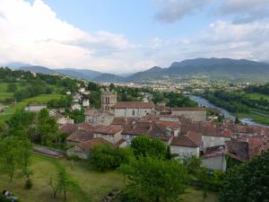 - une vue sur une ville avec une rivière et des bâtiments dans l'établissement Chambres d'hôtes St Jacques Adults only, à Saint-Lizier