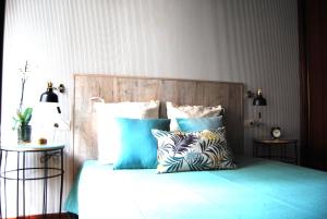 サンティアゴ・デ・コンポステーラにあるSt. Peter HOMEのベッドルーム1室(青と白の枕が備わるベッド1台付)