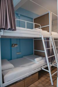 Ein Bett oder Betten in einem Zimmer der Unterkunft Ease Hostel