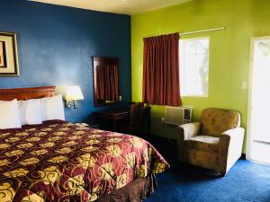 Een bed of bedden in een kamer bij Encore Motel