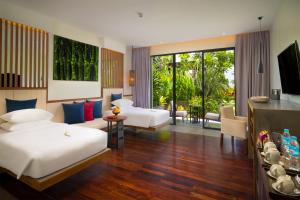 ein Schlafzimmer mit 2 Betten und ein Wohnzimmer in der Unterkunft Metta Residence & Spa in Siem Reap
