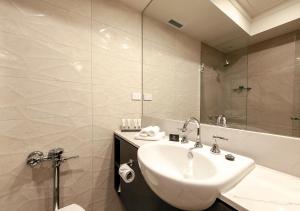 Burke and Wills Hotel Toowoomba的一间浴室