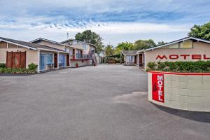 a parking lot in front of a motel at Tourist Court Motel in Whakatane