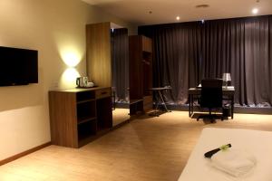TV a/nebo společenská místnost v ubytování Imperial Regency Suites & Kuala Lumpur