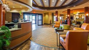 Lounge o bar area sa Best Western Plus Tupelo Inn & Suites