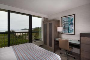 Postel nebo postele na pokoji v ubytování Best Western Plus Agate Beach Inn