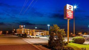 a no parking sign in a parking lot at night at Best Western Plus - Magee Inn & Suites in Magee