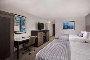 TV a/nebo společenská místnost v ubytování Best Western Plus Agate Beach Inn