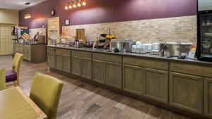 a restaurant with a counter with at Best Western Chambersburg in Chambersburg