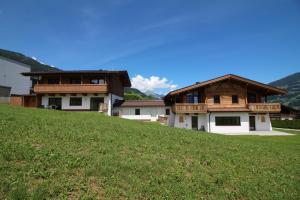 uma casa no topo de uma colina relvada em Chalet Fügen em Fügen