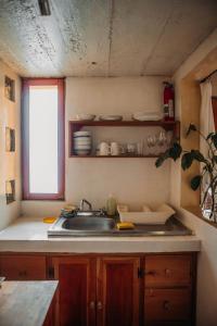 Een keuken of kitchenette bij Atitlan Sunset Lodge