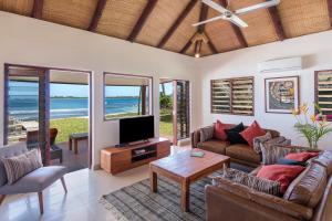 TV a/nebo společenská místnost v ubytování Eratap Beach Resort