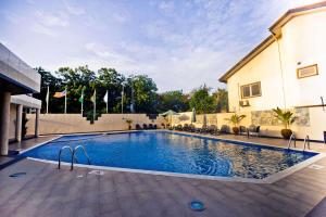 ein Pool neben einem Gebäude in der Unterkunft Best Western Premier Accra Airport Hotel in Accra