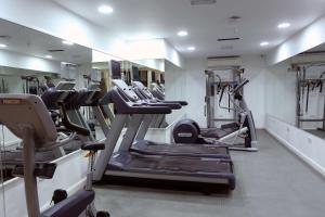 The fitness center and/or fitness facilities at Best Western Palm Hotel 