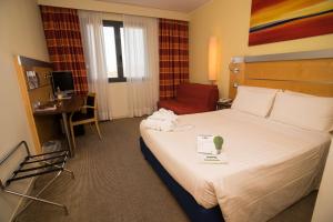 Łóżko lub łóżka w pokoju w obiekcie Best Western Palace Inn Hotel