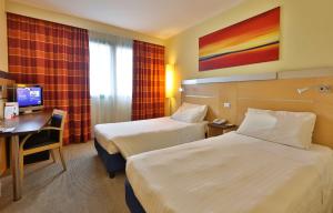 Łóżko lub łóżka w pokoju w obiekcie Best Western Palace Inn Hotel