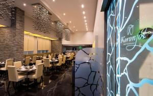 Un restaurant u otro lugar para comer en Best Western Plus Doha