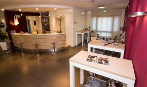 salon fryzjerski z barem na środku pokoju w obiekcie Best Western Palace Inn Hotel w mieście Ferrara +27 zdjęć