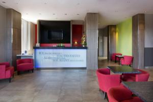 TV a/nebo společenská místnost v ubytování Best Western Seine West Hotel