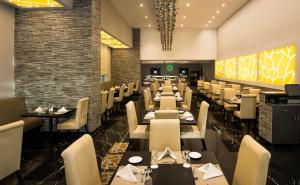 Un restaurant u otro lugar para comer en Best Western Plus Doha