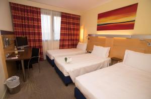 Łóżko lub łóżka w pokoju w obiekcie Best Western Palace Inn Hotel