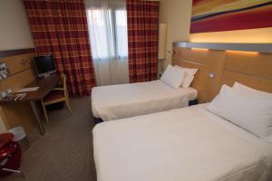 Łóżko lub łóżka w pokoju w obiekcie Best Western Palace Inn Hotel