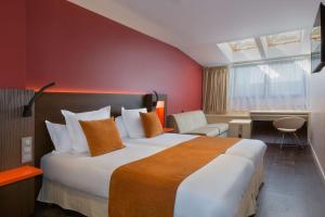 Postel nebo postele na pokoji v ubytování Best Western Seine West Hotel
