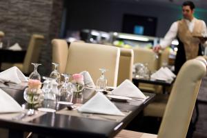 Un restaurant u otro lugar para comer en Best Western Plus Doha