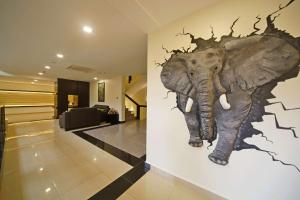 un mural de un elefante en una pared en un pasillo en Best Western Premier Garden Hotel Entebbe, en Entebbe