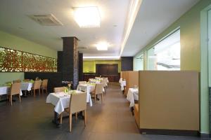 Best Western Premier Garden Hotel Entebbe tesisinde bir restoran veya yemek mekanı