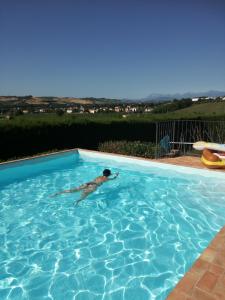 The swimming pool at or close to Il Gallo Del Vicino
