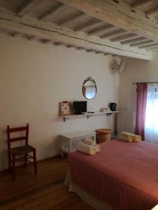 A bed or beds in a room at Il Gallo Del Vicino