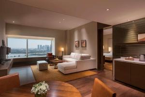 A seating area at Hyatt Regency Xiamen Wuyuanwan