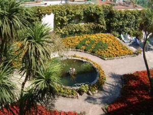 an overhead view of a garden with flowers and trees at Hotel Parsifal - Antico Convento del 1288 in Ravello