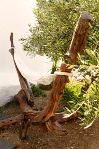 アダマスにあるCasa Aioraの木製のベンチ