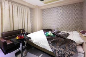 a bedroom with a bed and a table with fruit on it at HOTEL le bordeaux -ル ボルドー- in Kurume