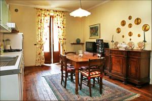 A kitchen or kitchenette at Claudio Appartamenti
