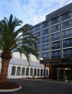 a palm tree in front of a building at Burke and Wills Hotel Toowoomba in Toowoomba