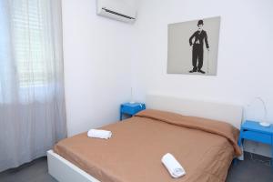 ein Schlafzimmer mit einem Bett mit zwei Handtüchern darauf in der Unterkunft casa verdemare in Cefalú