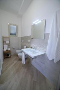 モルチャーノ・ディ・レウカにあるB&B PIPPIのバスルーム(洗面台、トイレ付)