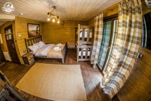 Western Camp Resort客房内的一张或多张床位