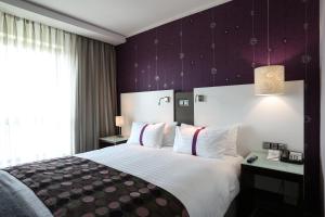 سرير أو أسرّة في غرفة في Hotel Verde Cape Town Airport