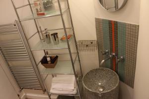 uma casa de banho com um lavatório e um chuveiro em Maison Valmer - Le négociant, élégant F2 classé 4 étoiles em Le Havre